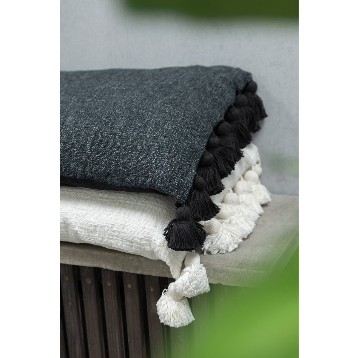 J-Line Cushion Tassel Cotton Black